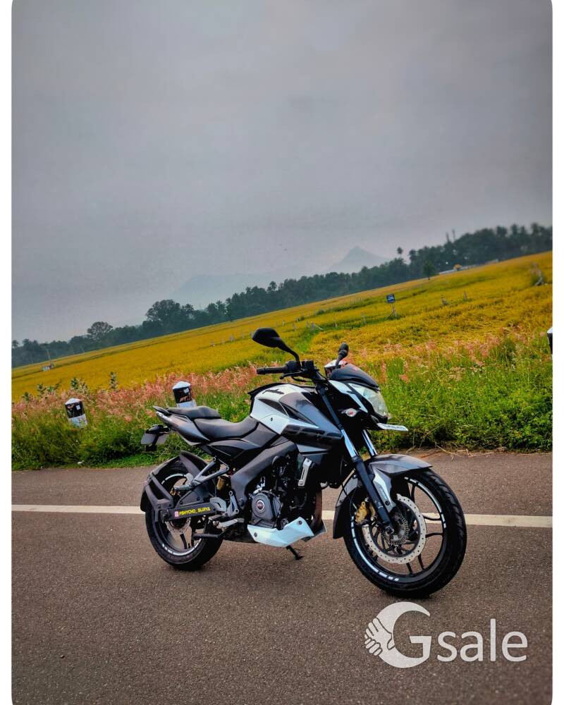 Bajaj ns 200 , 2018 last month bs 4 , insurance live , good condition 