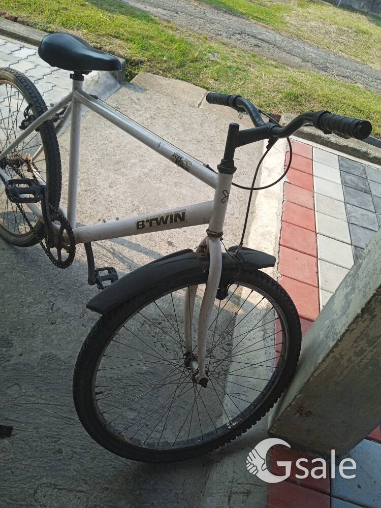 it's a btwin cycle. 