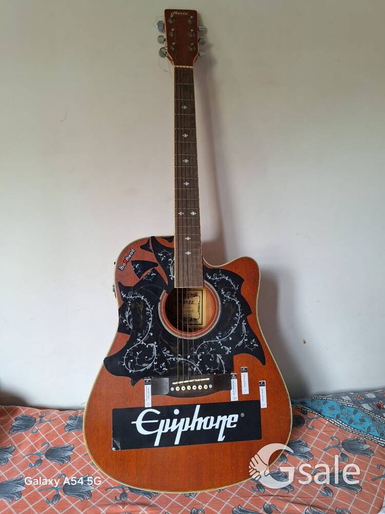Spanish Guitar with inbuilt output for electric connection