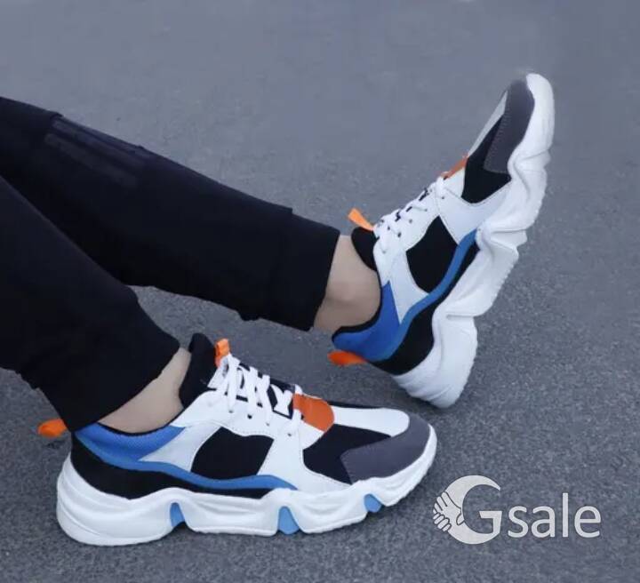 Sports shoes 