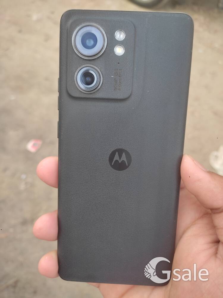 Motorola edge 40 and Airpods 