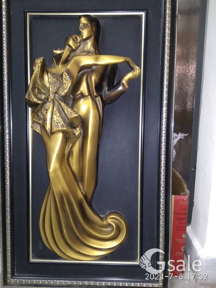 BEAUTIFUL SCULPTURED WALL HANGING FRAME