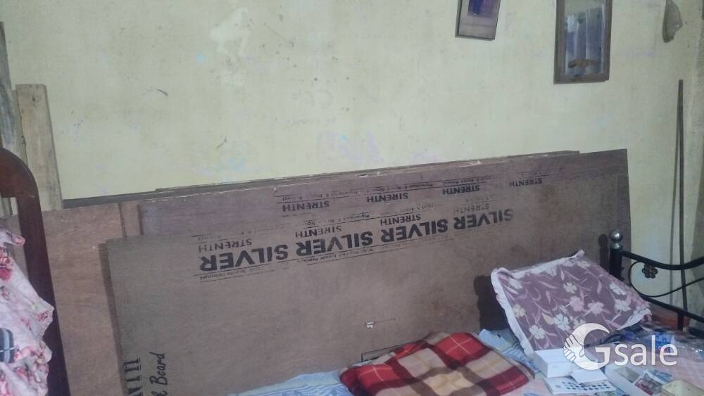 ply board and wooden battam 