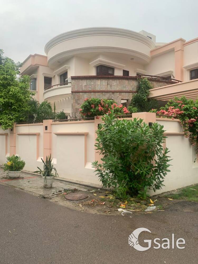 6 BHK.Big bungalow vijay Khan 2 gomtinagar L