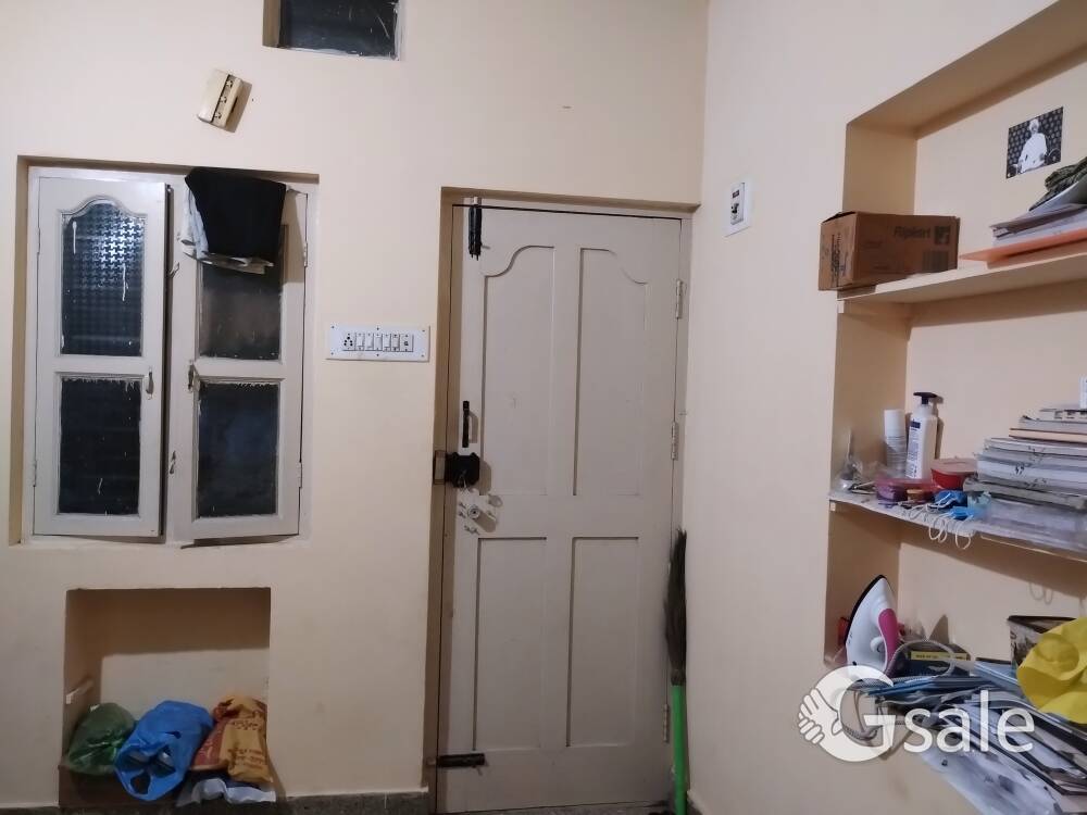 Student Roommate needed