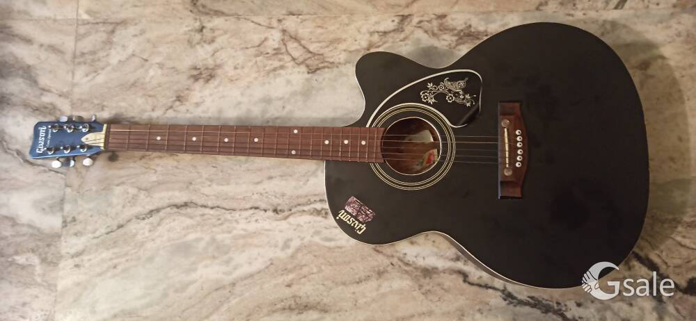 Givson guitar 5 months old rarely used 