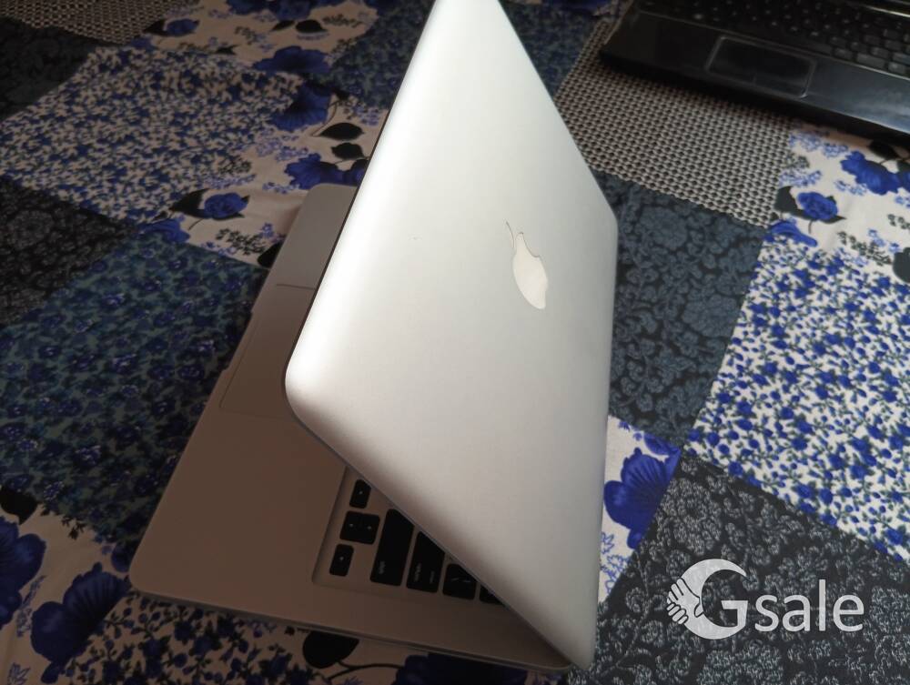 Apple Macbook Pro 4GB RAM/ 500GB HDD