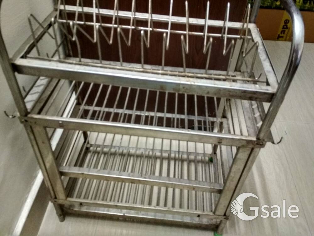 almunium plates and cups stand