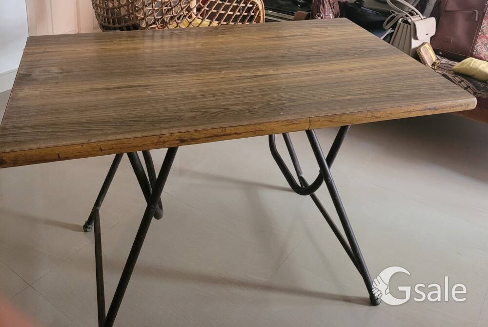 Folding table
