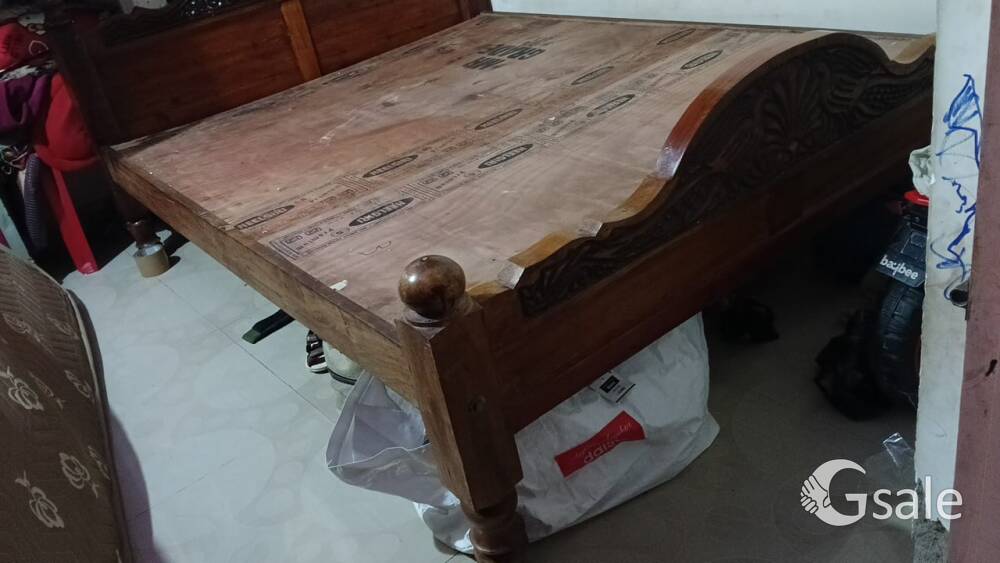 only used 1year good condition wooden cot and mattress 