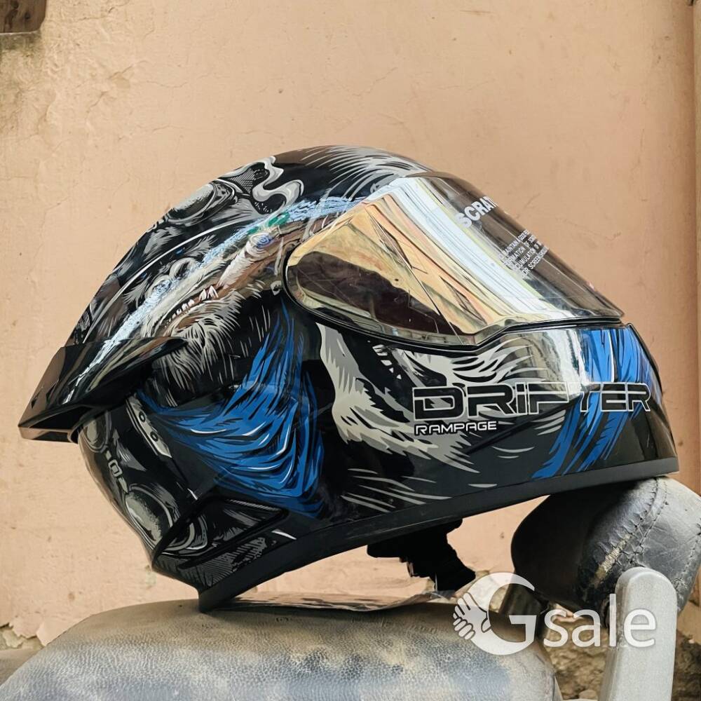studds drifter D3 helmet with mirror visor and black glossy back spoiler 