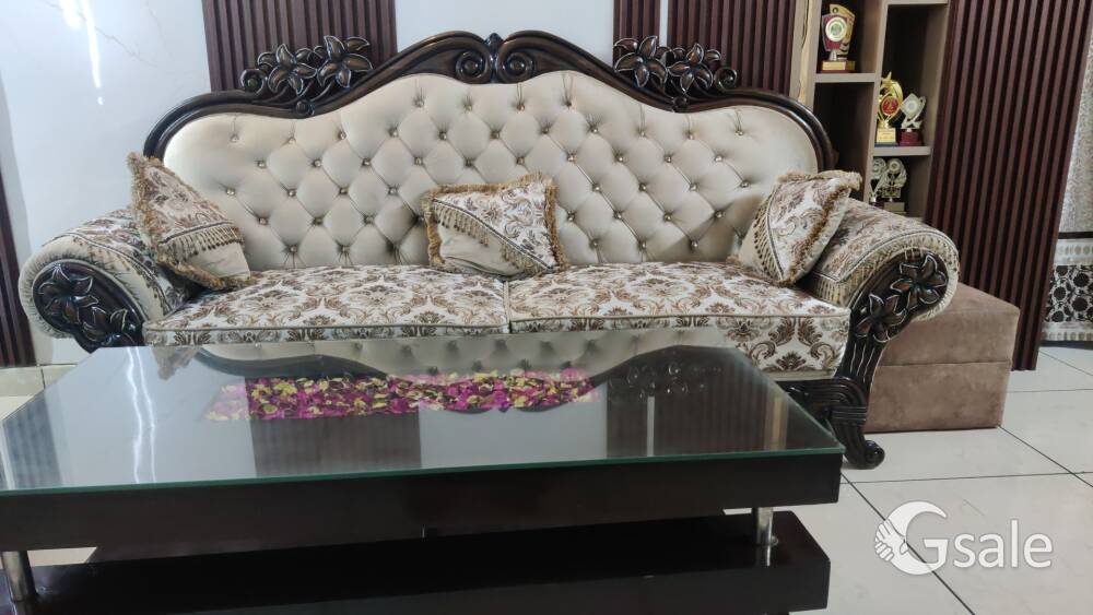 5 seater sofa set, table 