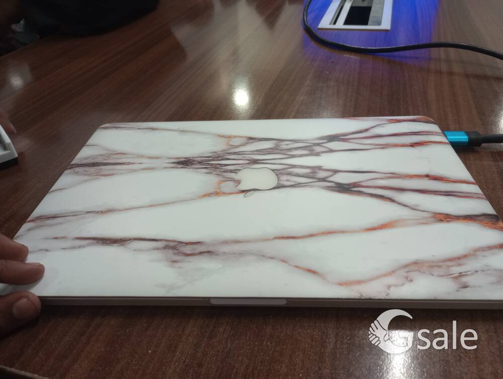 mac book pro 2018 i7 no bill/box
