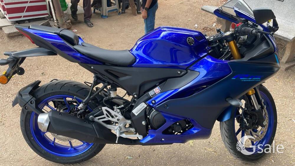Yamaha R15 V4 new bike only kilometres 1800 km new bike 5 servicing free