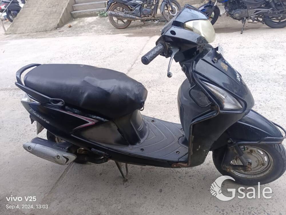 pleasure scooty for sale good condition 2016 model 