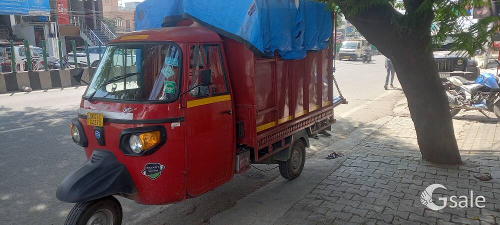 Piaggio Ape loading