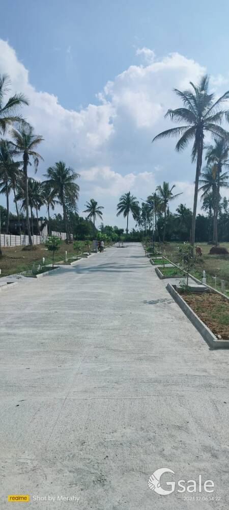 plots available in jigani to anekal main road 