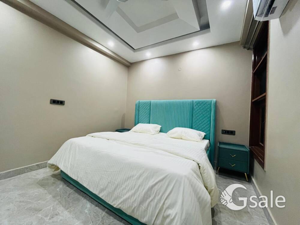 Available 3bhk, Fully Furnished flat in vashantkunj, call me more details 9891883931