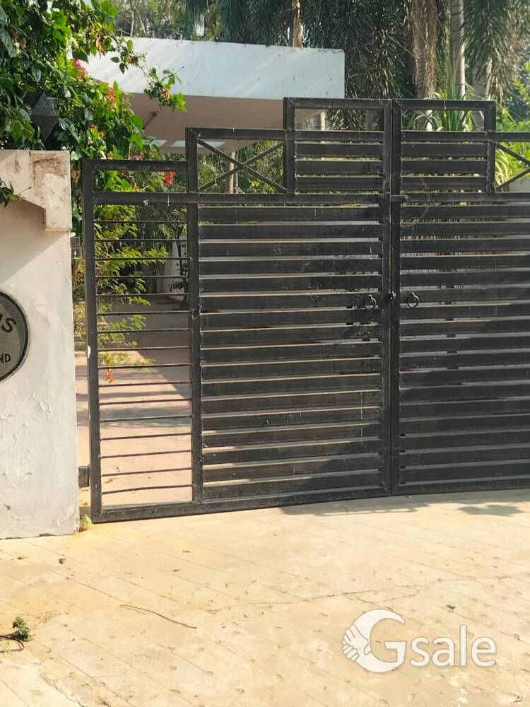 5800 sqft me house old bna hie Vishal khand 4 Paschim fesh Park fesh Arjent sell Gomti Nagar Demand 