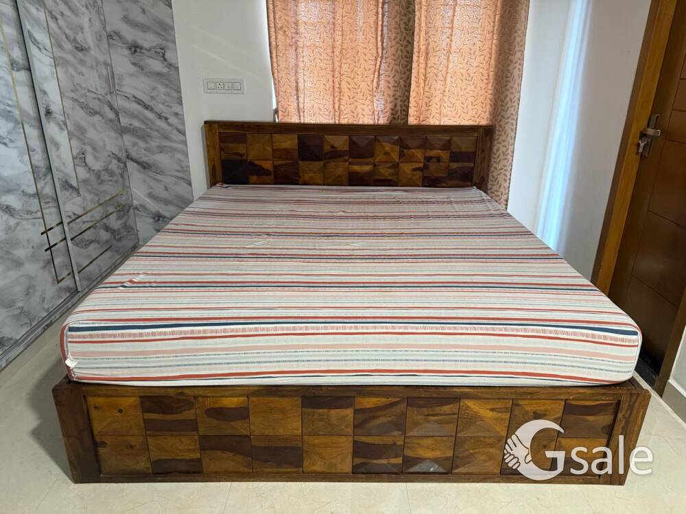 Royaloak Sheesham Wood King-Size Bed – Excellent Condition – Erode