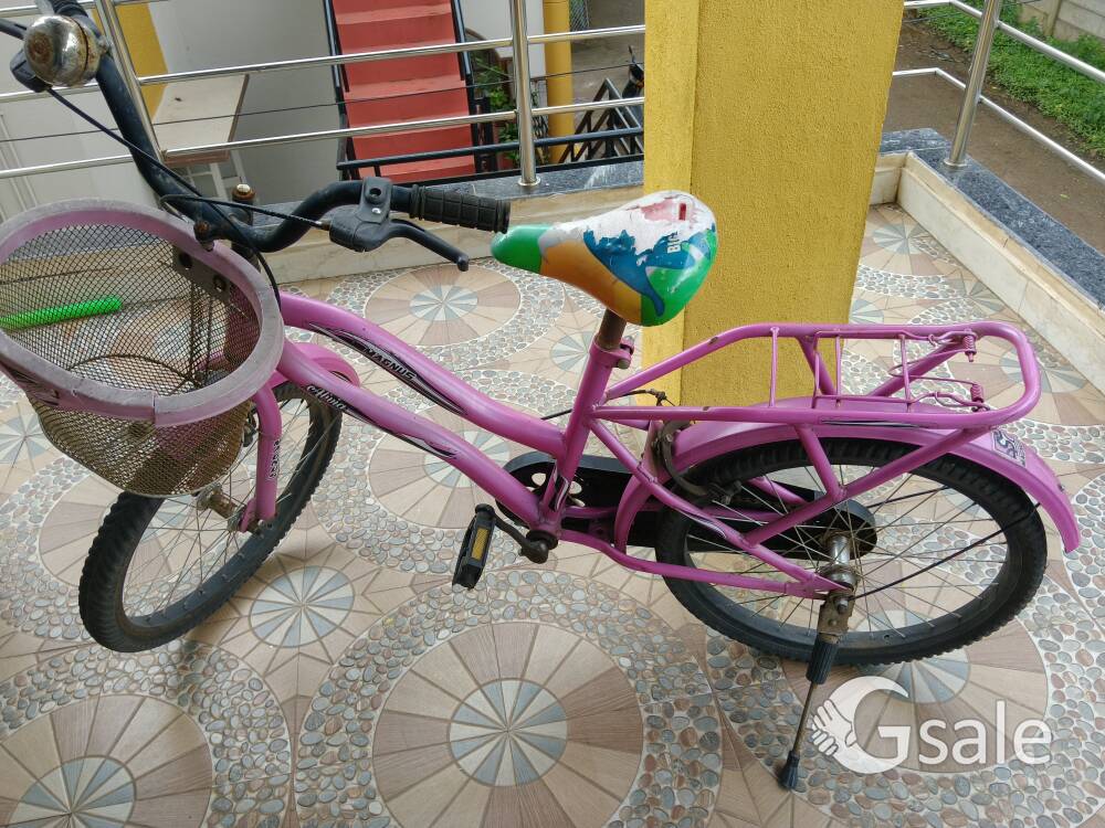 Selling Girls pink cycle in Dharwad 