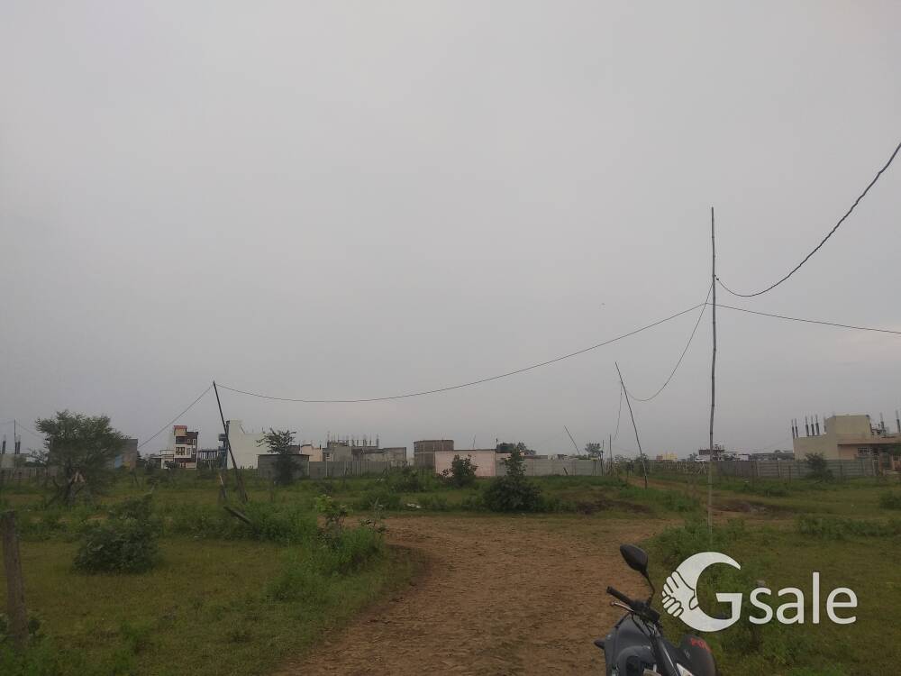 VNS  College Ke Piche Jo CC road hai use road se Matra 30 meter andar2000 sqft ka yek plod sel karna