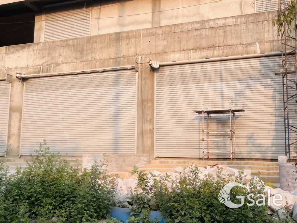 available Showroom for sale