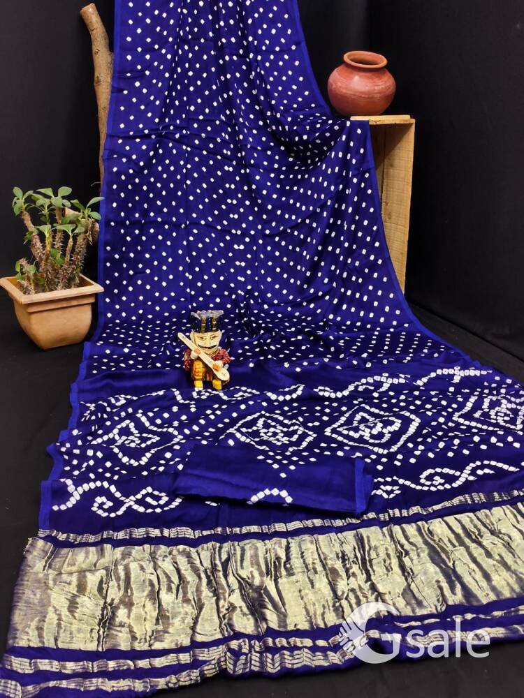 women bandhani saree