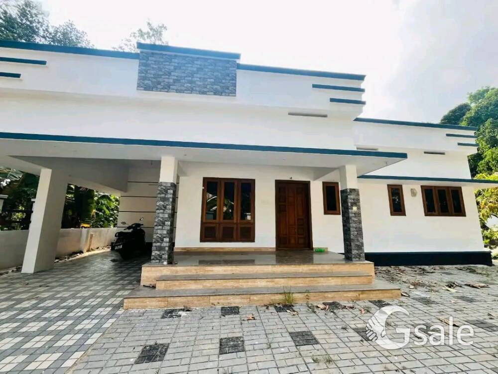 തിരുവല്ല കോഴഞ്ചേരി റോഡിൽ ഇരവിപേരൂർ 