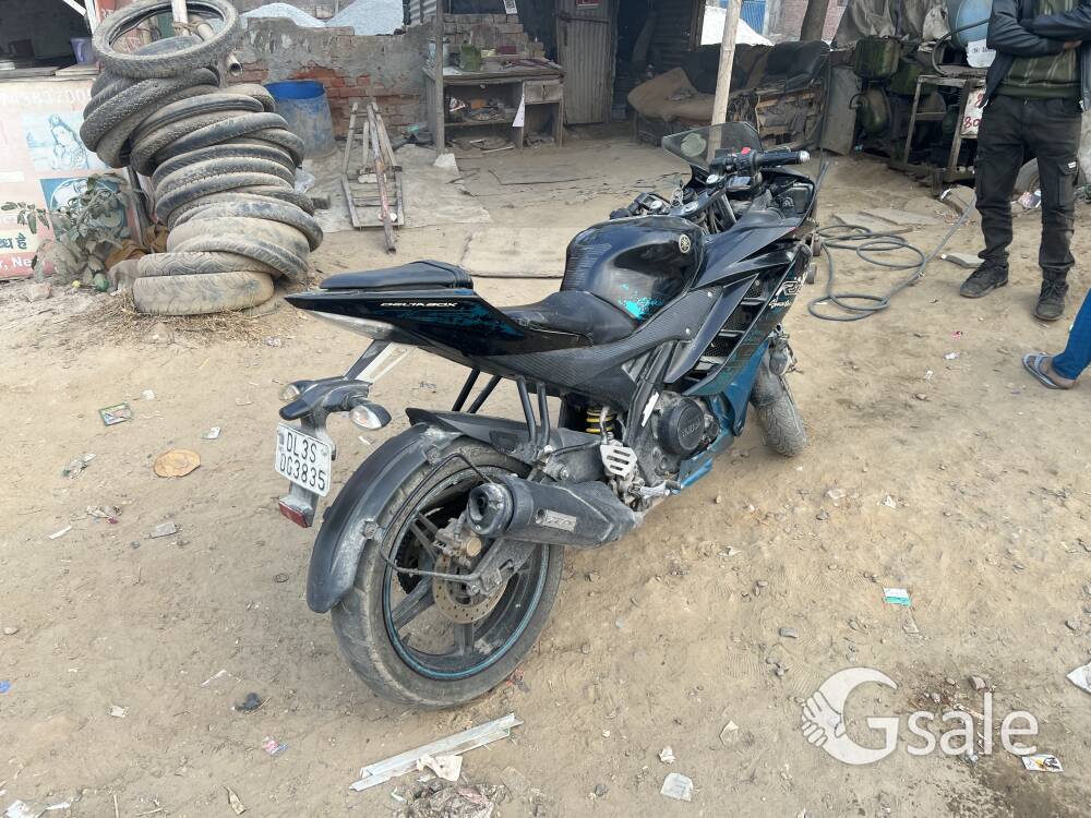Selling Yamaha r15 v2