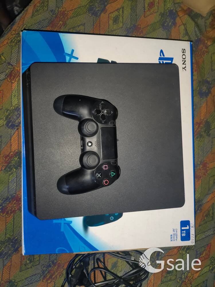 PS4 SLIM JETT BLACK 1 TB GOOD CONDITION 