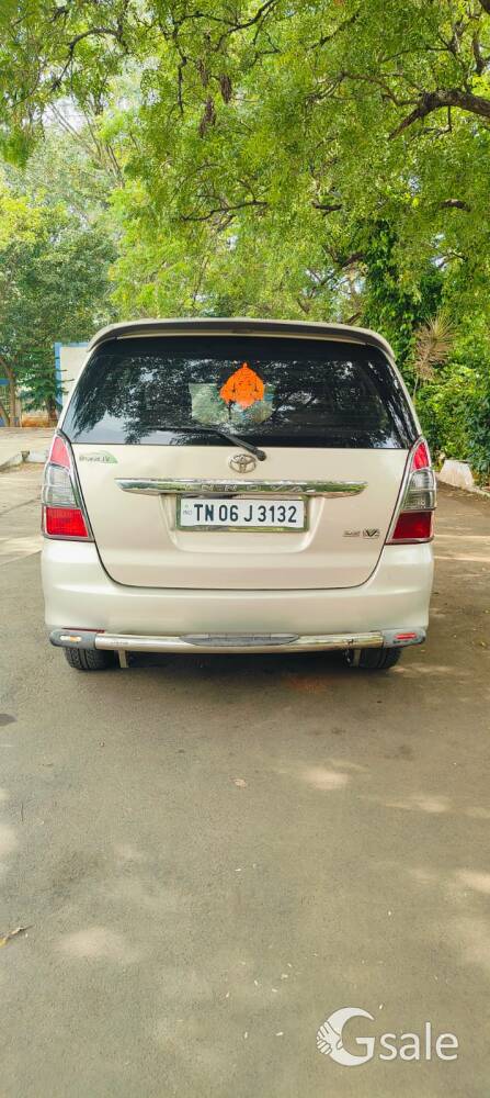 Toyota Innova 2013 second owner V model company service record 